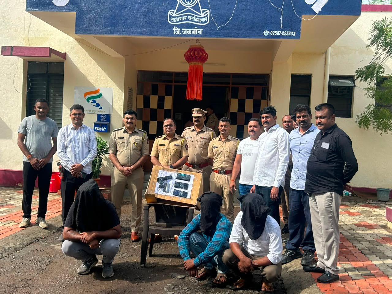 ‘ऑपरेशन क्लीन-अप’ : अमळनेर पोलिसांचा गुन्हेगारीवर बुलडोझर!  अवैध धंद्यांवर घाला; गुटखा, हातभट्टी दारू, कट्टा जप्त, फरार आरोपी गजाआड