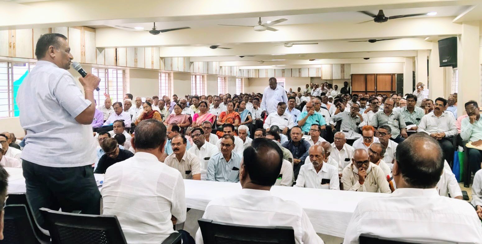काल्पनिक वेतनवाढीसाठी सेवानिवृत्तांचा एल्गार; न्यायासाठी उच्च न्यायालयात सामूहिक लढ्याची घोषणा , जळगावातील बैठकीत शेकडो मुख्याध्यापक, शिक्षक व शिक्षकेतर कर्मचारी एकवटले; औरंगाबाद खंडपीठात सामूहिक याचिका दाखल करण्याचा निर्णय
