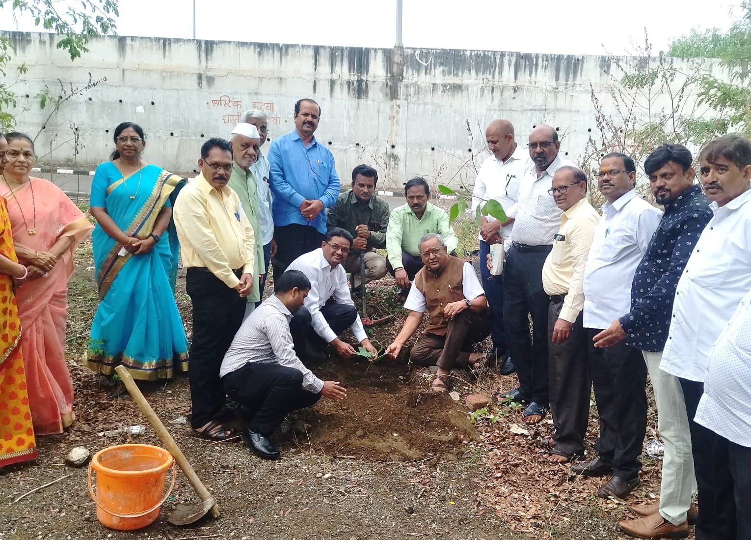 निसर्ग मित्र समिती व गंगामाई महाविद्याल यांच्या संयुक्त विद्यमाने वृक्षारोपण —