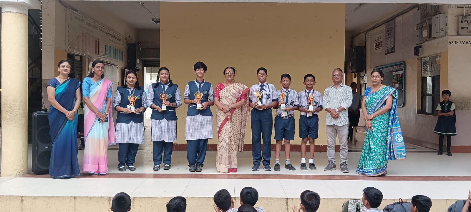 शिष्यवृत्ती व एनएमएमएस परीक्षेतील यशस्वी विद्यार्थ्यांचा ए. टी. झांबरे माध्यमिक विद्यालयात गौरव*