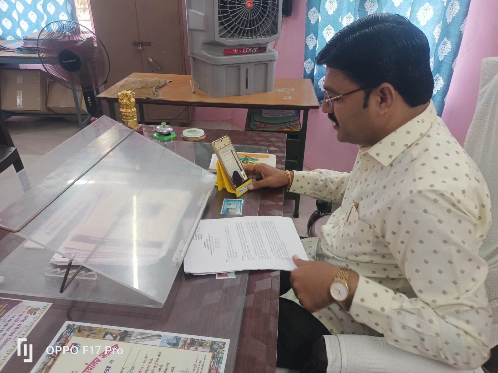 व्हिडीओ कॉल द्वारे शैक्षणिक गुणवत्ता तपासणी* *सी ई ओ करिष्मा नायर यांच्या नावीन्यपूर्ण उपक्रमाची पाचोऱ्यात अंमलबजावणी*