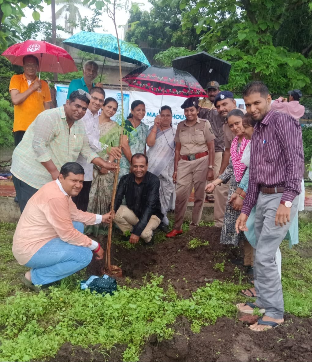रोटरी क्लब अमळनेरतर्फे ‘एक पेड मा के नाम’ वृक्षारोपण अभियान उत्साहात संपन्न ,  वन महोत्सवानिमित्त पर्यावरण संवर्धनाचा संदेश; सौ. विनिता अजय केले यांचा वाढदिवस वृक्षारोपण करून साजरा, नागरिकांना किमान एक वृक्ष लावण्याचे आवाहन