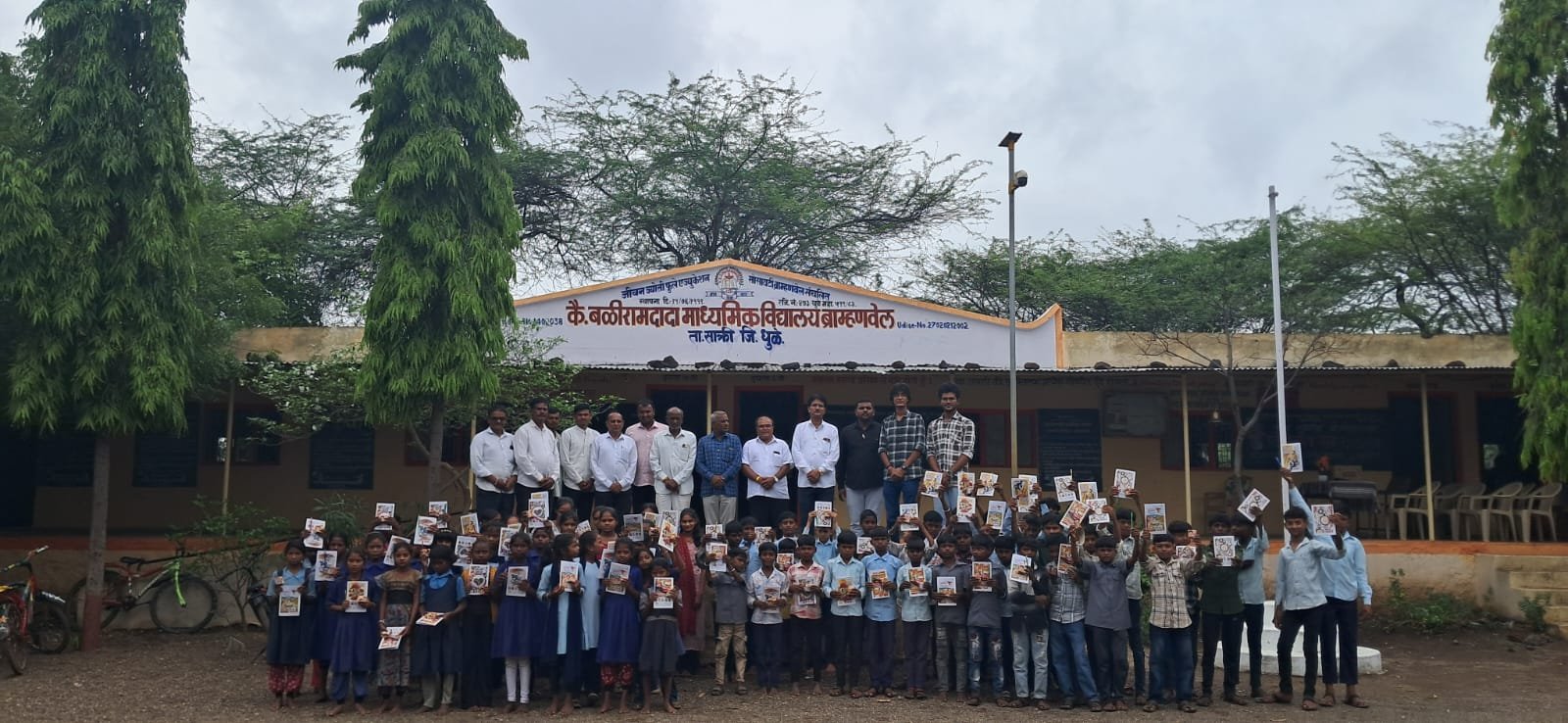 निजामपूर येथील मातृसंस्थेचा ब्राम्हणवेल माध्यमिक शाळेतील गोरगरीबांच्या मुलांना दातृत्वाचा हात !