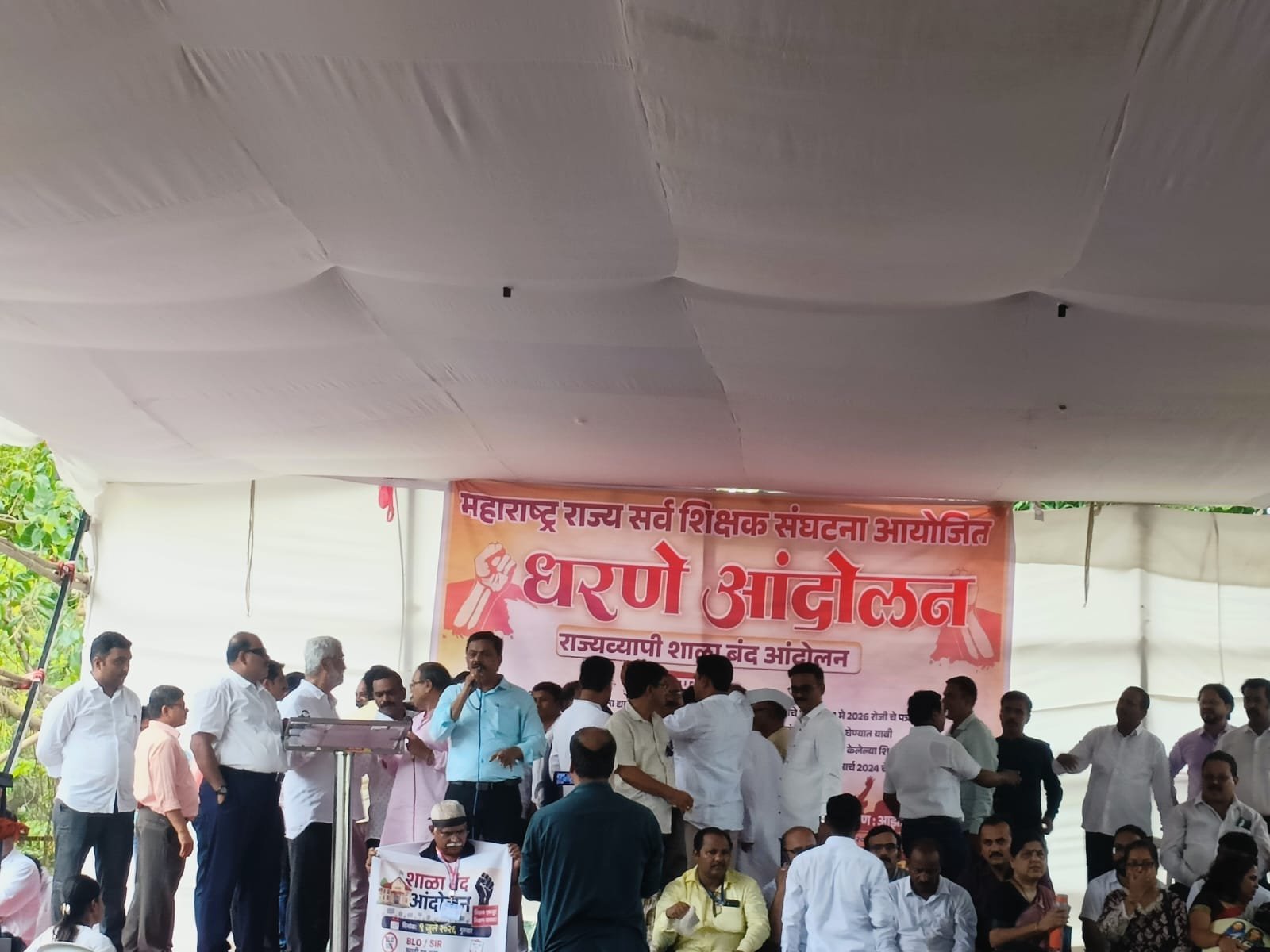 मुंबईसह राज्यातील सर्व शिक्षक संघटना एकवटल्या,  आझाद मैदानात बीएलओ एसआयआर टिईटी सक्तीच्या विरोधात ५ हजार शिक्षकांचा हल्लाबोल