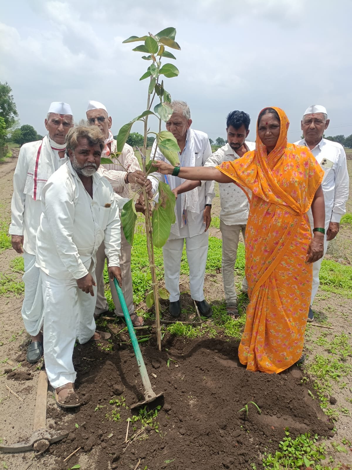 वाढदिवसातून पर्यावरण संवर्धनाचा वसा; अरुण देशमुखांचा अभिनव उपक्रम , वाढदिवसाचा हरित संकल्प! ७६ व्या वर्षी ७६ वृक्षांची अनोखी भेट