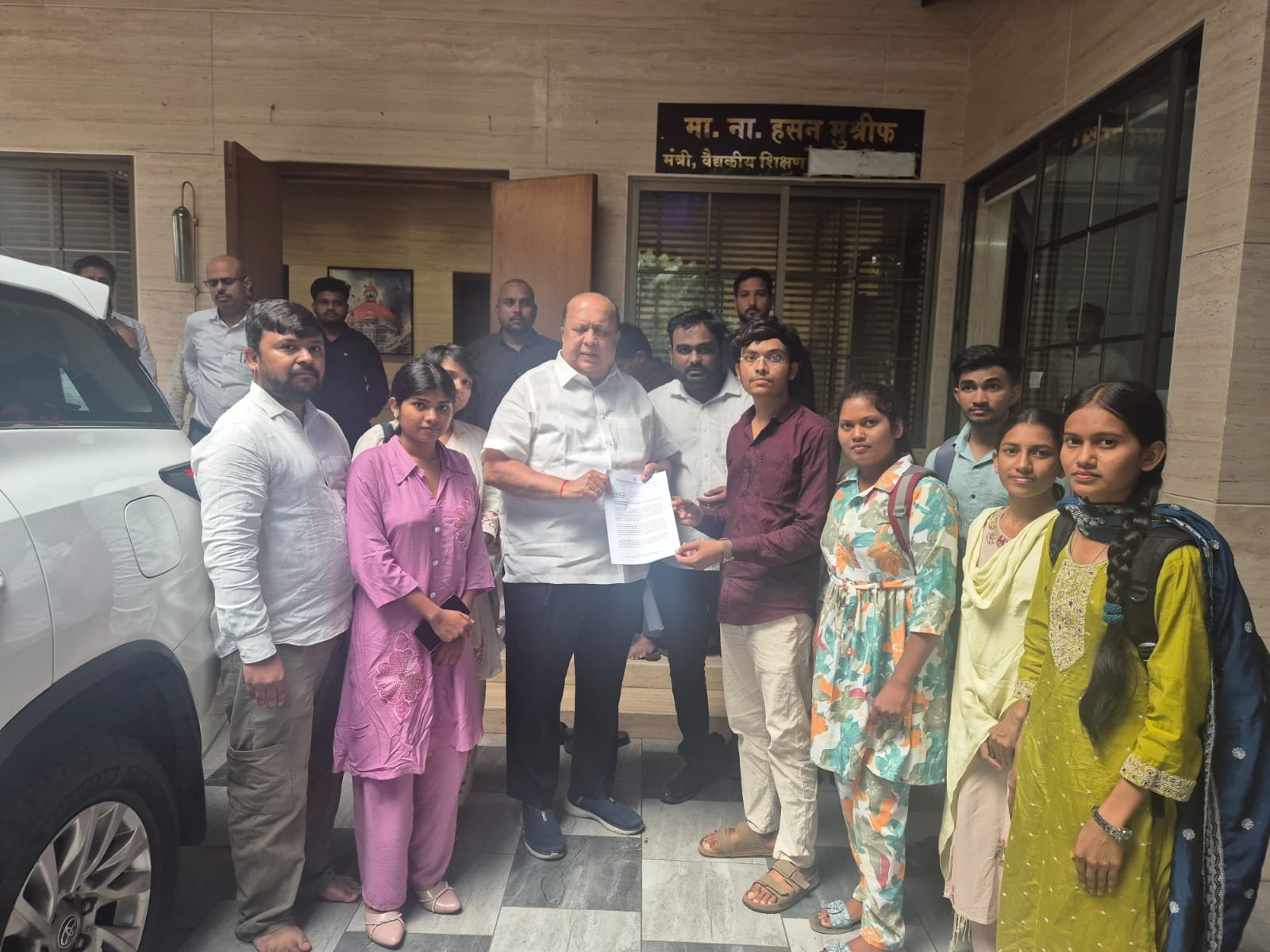 आदिवासी विद्यार्थ्यांवरील गंभीर आरोपांनी खळबळ , ‘१००% शिष्यवृत्ती’ असूनही लाखोंची वसुली, विद्यार्थिनींवरील अमानुष वागणुकीच्या तक्रारी; NSUI शिष्टमंडळाची वैद्यकीय शिक्षण मंत्री हसन मुश्रीफ यांच्याकडे धाव
