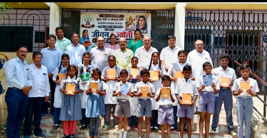 महात्मा फुले हायस्कूल मध्ये मुन्नादेवी व मंगलादेवी फाउंडेशन तर्फे शैक्षणिक साहित्य वाटप !…. , नेतृत्व, कर्तृत्व व दातृत्व याचा त्रिवेणी संगम म्हणजे जीवनआप्पा बयस -राजेंद्र पडोळ