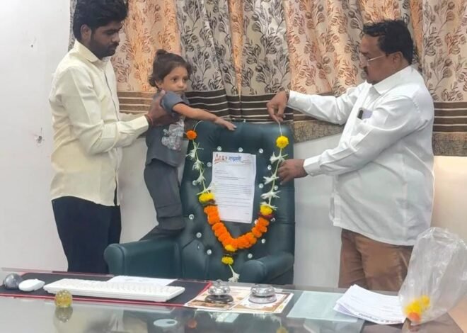 लोकनियुक्त नगराध्यक्ष भेटत नसल्याने खुर्चीलाच निवेदन; राष्ट्रवादी युवक काँग्रेसचे अनोखे आंदोलन  अमरधामच्या आधुनिकीकरणासह प्रभाग क्र. ३ मध्ये गटारीच्या मागणीसाठी नगरपरिषदेत निदर्शने
