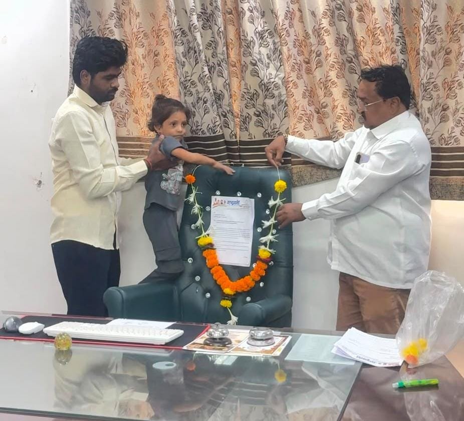 लोकनियुक्त नगराध्यक्ष भेटत नसल्याने खुर्चीलाच निवेदन; राष्ट्रवादी युवक काँग्रेसचे अनोखे आंदोलन  अमरधामच्या आधुनिकीकरणासह प्रभाग क्र. ३ मध्ये गटारीच्या मागणीसाठी नगरपरिषदेत निदर्शने
