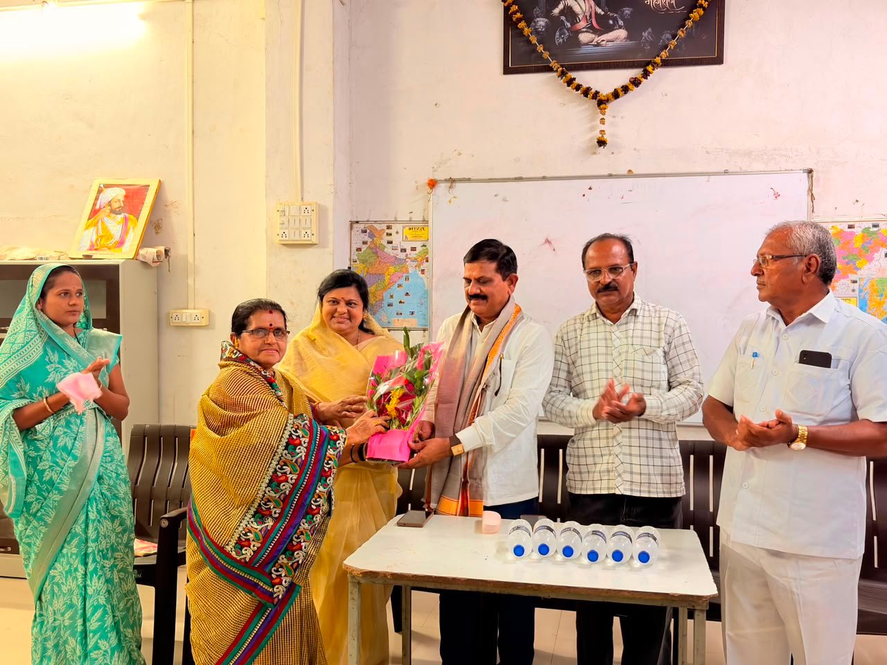 खेडी ग्रामस्थांकडून निवृत्त उपविभागीय पोलिस अधिकारी डॉ. वासुदेव देसले यांचा जाहीर सत्कार; सुषमाताई देसले-पाटील यांनी जिल्हा परिषद निवडणूक लढवावी, ग्रामस्थांची आग्रही मागणी,  कर्तव्यनिष्ठ सेवेला मानाचा मुजरा; सामाजिक कार्याची दखल घेत ग्रामस्थांनी व्यक्त केला विश्वास