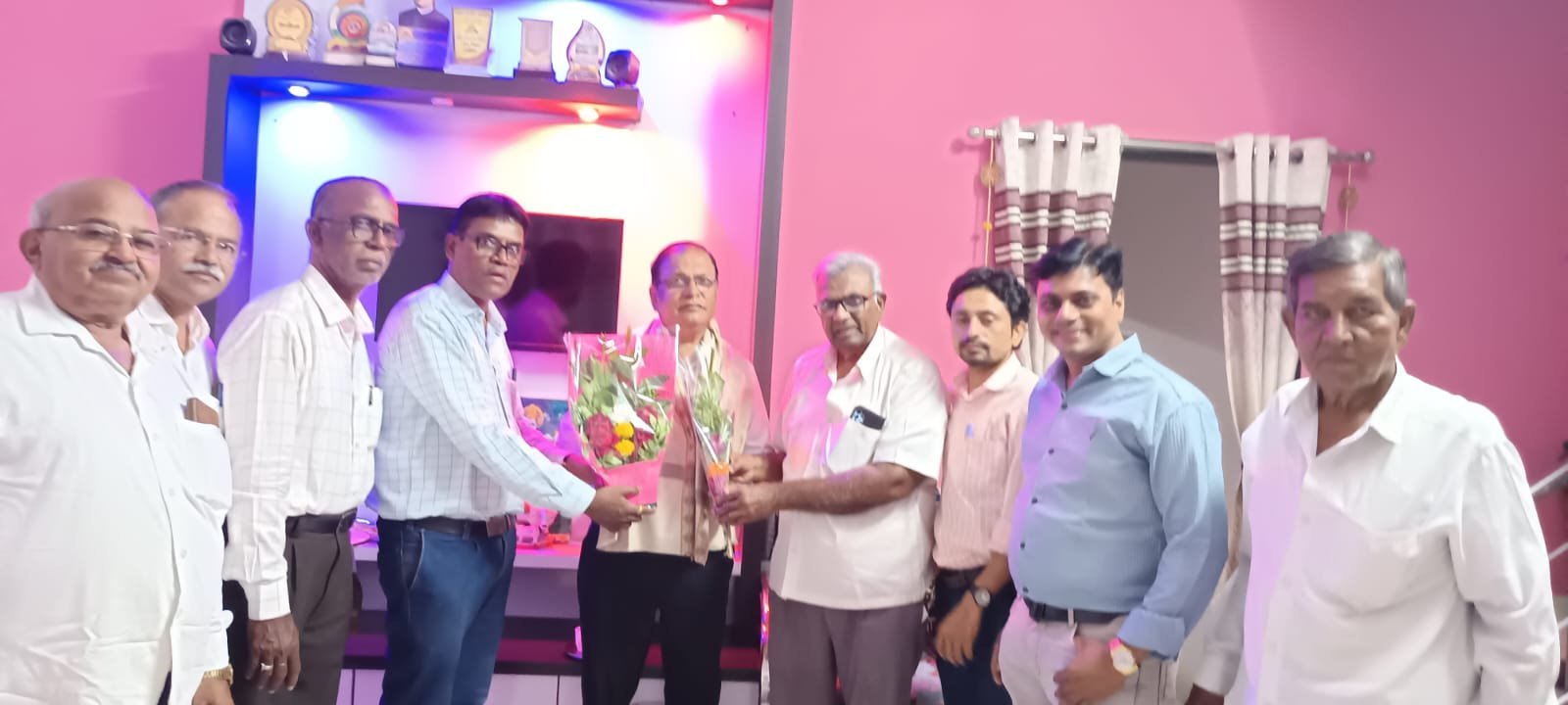 वाढदिवसानिमित्त वृक्षवाटपातून डॉ. महेश पाटील यांचा पर्यावरण संवर्धनाचा संदेश