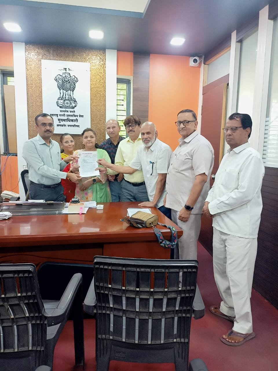 लोक वर्गणी’ व पाणीपट्टीवरील २% व्याजाचा मुद्दा पुन्हा ऐरणीवर; ग्राहक पंचायतचे नगरपरिषदेला निवेदन