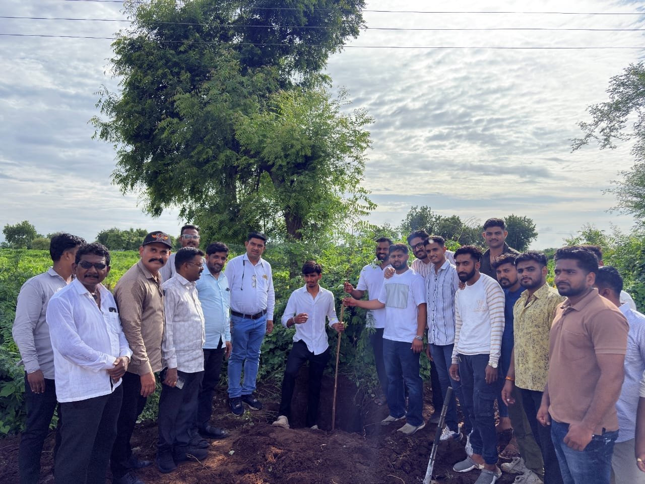हरित अमळनेरच्या दिशेने ठोस पाऊल; जयनिल फाउंडेशनचा ‘झाडे जगवा’ संकल्प