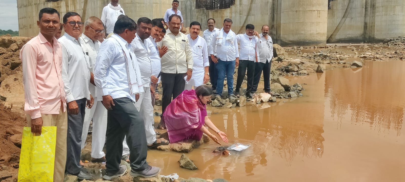 तापी नदी माता जन्मोत्सव निमित्त साडी-चोडी अर्पण करून केले पूजन  माजी नगराध्यक्षा सौ.जयश्री पाटील यांनी व्यक्त केली कृतज्ञता