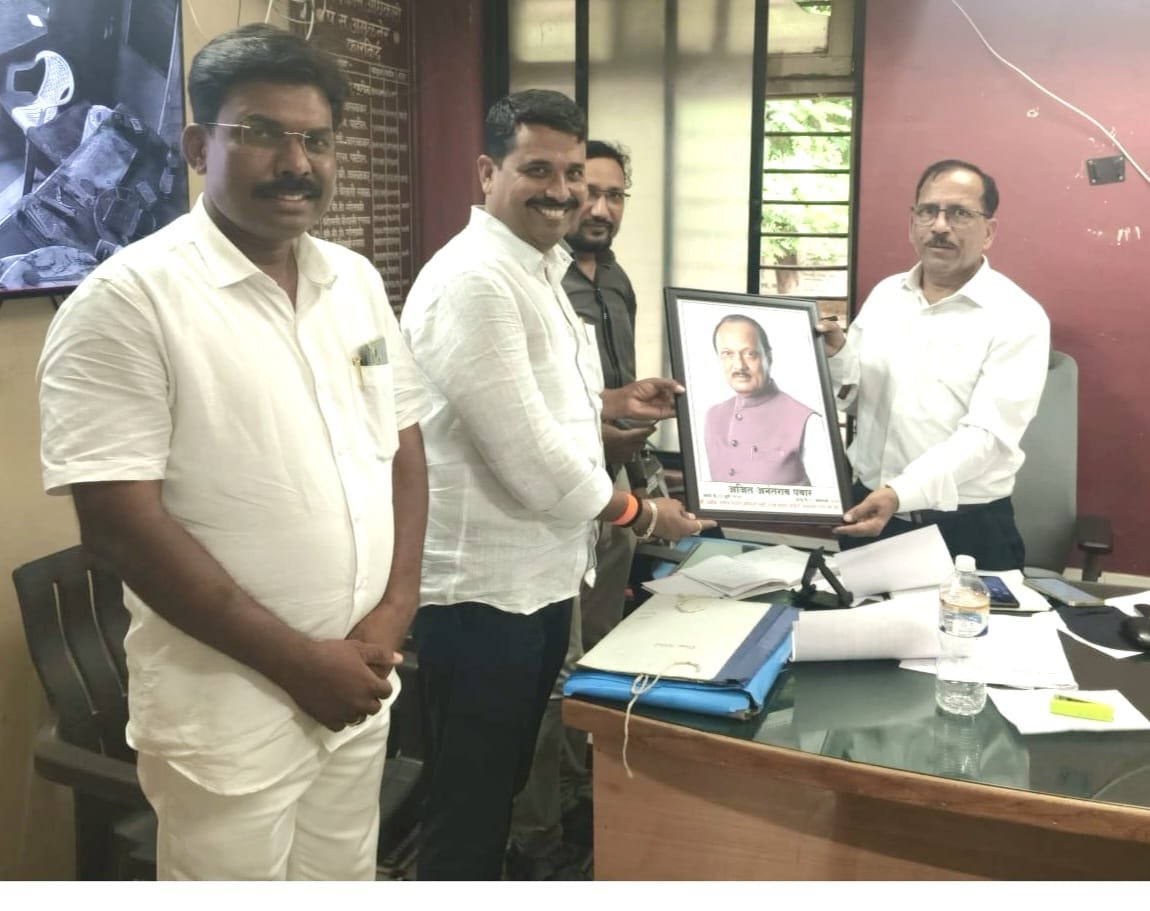 लोकनेते स्व. अजितदादा पवार यांच्या जयंतीनिमित्त अमळनेर तालुक्यात प्रतिमा वितरण उपक्रम , कृषी उत्पन्न बाजार समितीचे सभापती अशोक पाटील यांचा पुढाकार; शासकीय, निमशासकीय कार्यालये व संस्थांना प्रतिमा सप्रेम भेट