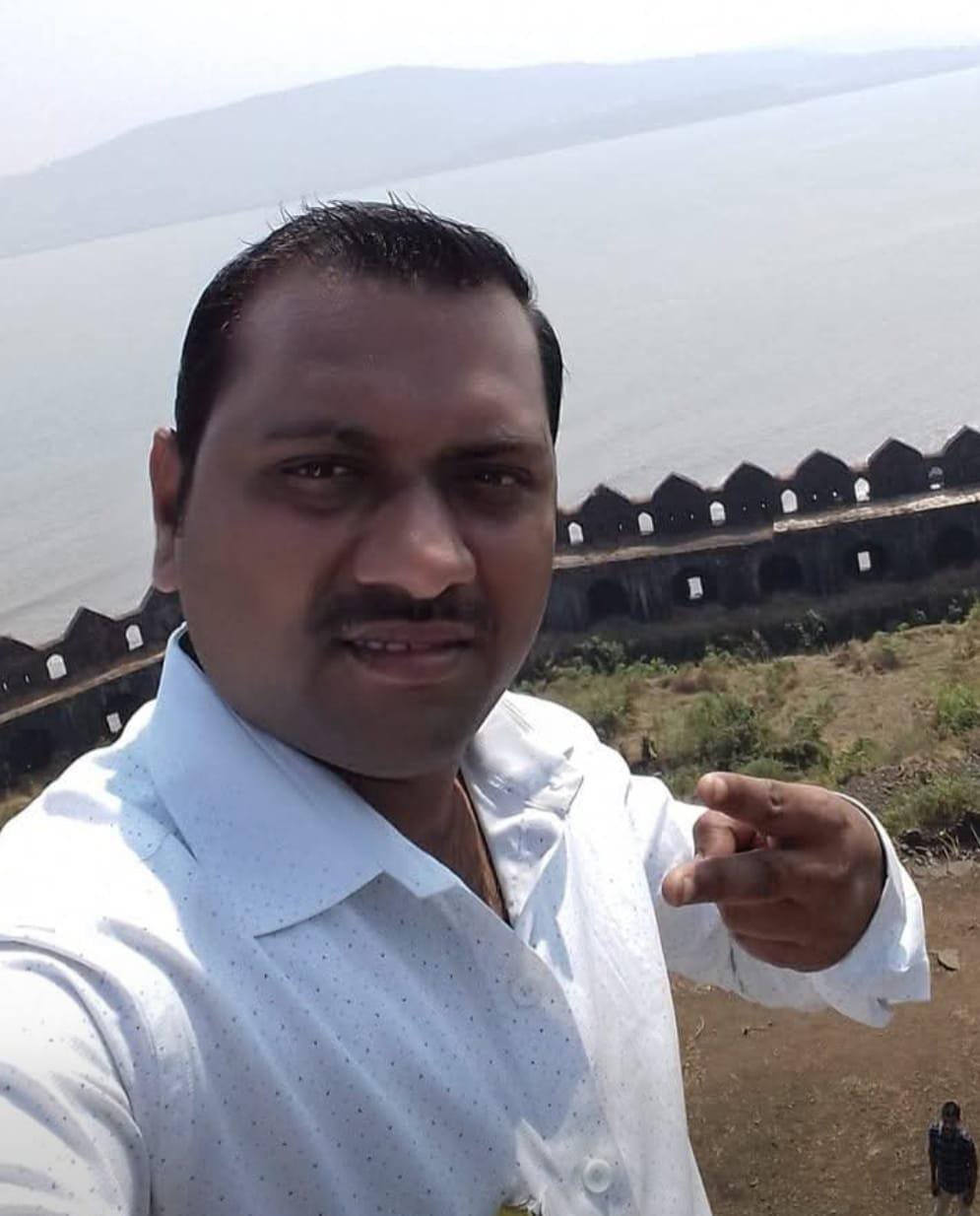 कर्तव्य बजावताना काळाचा घाला; महावितरणचे वायरमन शरद गोसावी यांचा दुर्दैवी मृत्यू , काही दिवसांपूर्वी भर पावसात जीव धोक्यात घालून वीजपुरवठा सुरळीत करणाऱ्या कर्मचाऱ्याचा सेवेत असतानाच अंत; अमळनेरमध्ये हळहळ