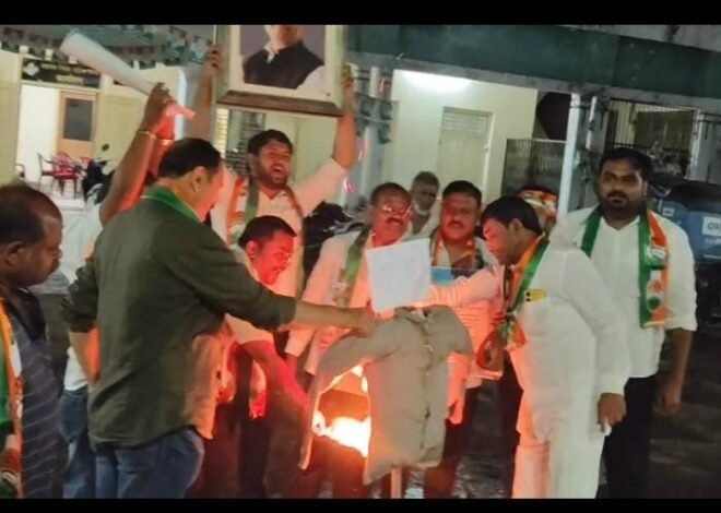 राहुल गांधी यांच्या अटकेच्या निषेधार्थ जळगावात काँग्रेस आक्रमक; मोदींच्या पुतळ्याचे दहन, केंद्र सरकारविरोधात जोरदार घोषणाबाजी , विद्यार्थ्यांवरील कथित कारवाई, राहुल गांधी यांची अटक आणि वाढत्या लोकशाही प्रश्नांवर काँग्रेसचा संताप