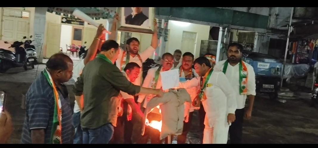 राहुल गांधी यांच्या अटकेच्या निषेधार्थ जळगावात काँग्रेस आक्रमक; मोदींच्या पुतळ्याचे दहन, केंद्र सरकारविरोधात जोरदार घोषणाबाजी , विद्यार्थ्यांवरील कथित कारवाई, राहुल गांधी यांची अटक आणि वाढत्या लोकशाही प्रश्नांवर काँग्रेसचा संताप