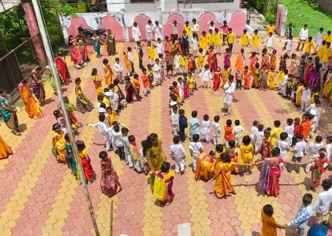 व्ही.एस. पवार इंग्लिश मीडियम स्कूल मध्ये रंगला भक्तीचा अपूर्व सोहळा; चिमुकल्यांच्या बाल दिंडीने अवघी शाळा झाली विठ्ठलमय!