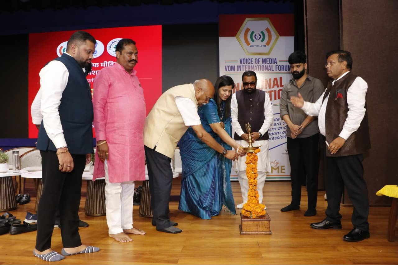 दिल्लीत ‘ऑफ व्हॉईस मीडिया’च्या अधिवेशाला प्रारंभ  ,पत्रकारितेचे वर्तमान, बदलते स्वरूप, डिजिटल माध्यमांचा वाढता प्रभाव, कृत्रिम बुद्धिमत्ता, पत्रकारांचे प्रश्न आणि माध्यम क्षेत्राच्या भवितव्यावर दोन दिवस महामंथन,  प्रतापराव जाधव, राणा सूर्यवंशी, हर्षदा देशमुख, प्रकाश पोहरे, अनिल मस्के यांच्यासह विविध राज्याध्यक्षांच्या हस्ते उद्घाटन