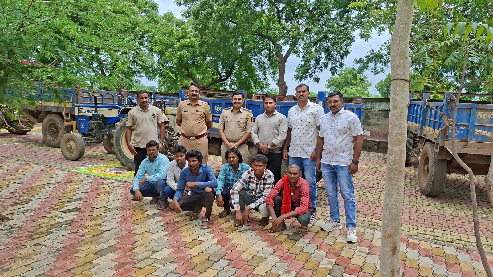 मध्यरात्री पोलिसांचा धडक छापा; अवैध वाळू वाहतुकीचे ६ ट्रॅक्टर जप्त!  अमळनेर पोलिसांची मोठी कारवाई; चालक ताब्यात, मूळ मालकांचा शोध सुरू