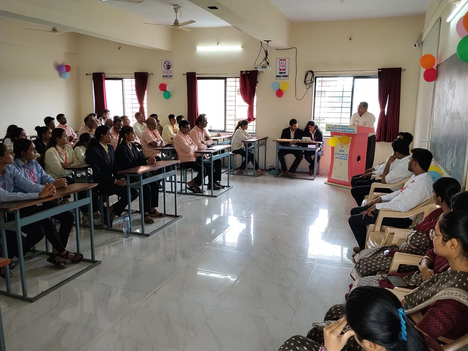 गुरु-शिष्य नात्यातील कृतज्ञतेचा जागर; फार्मसी महाविद्यालयात गुरुपौर्णिमा उत्साहात साजरी   ,विद्यार्थ्यांकडून शिक्षक व शिक्षकेतर कर्मचाऱ्यांचा सन्मान; नैतिक मूल्ये, सेवाभाव आणि प्रामाणिकतेचा संदेश