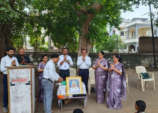 गुरुपौर्णिमेनिमित्त विद्यार्थ्यांकडून गुरुजनांना कृतज्ञतेचा भावपूर्ण अभिवादन ,  स्व. सौ. पद्मावती नारायणदास मुंदडा माध्यमिक विद्यालयात सरस्वती पूजन, मनोगते व शिक्षकांचा सन्मान उत्साहात