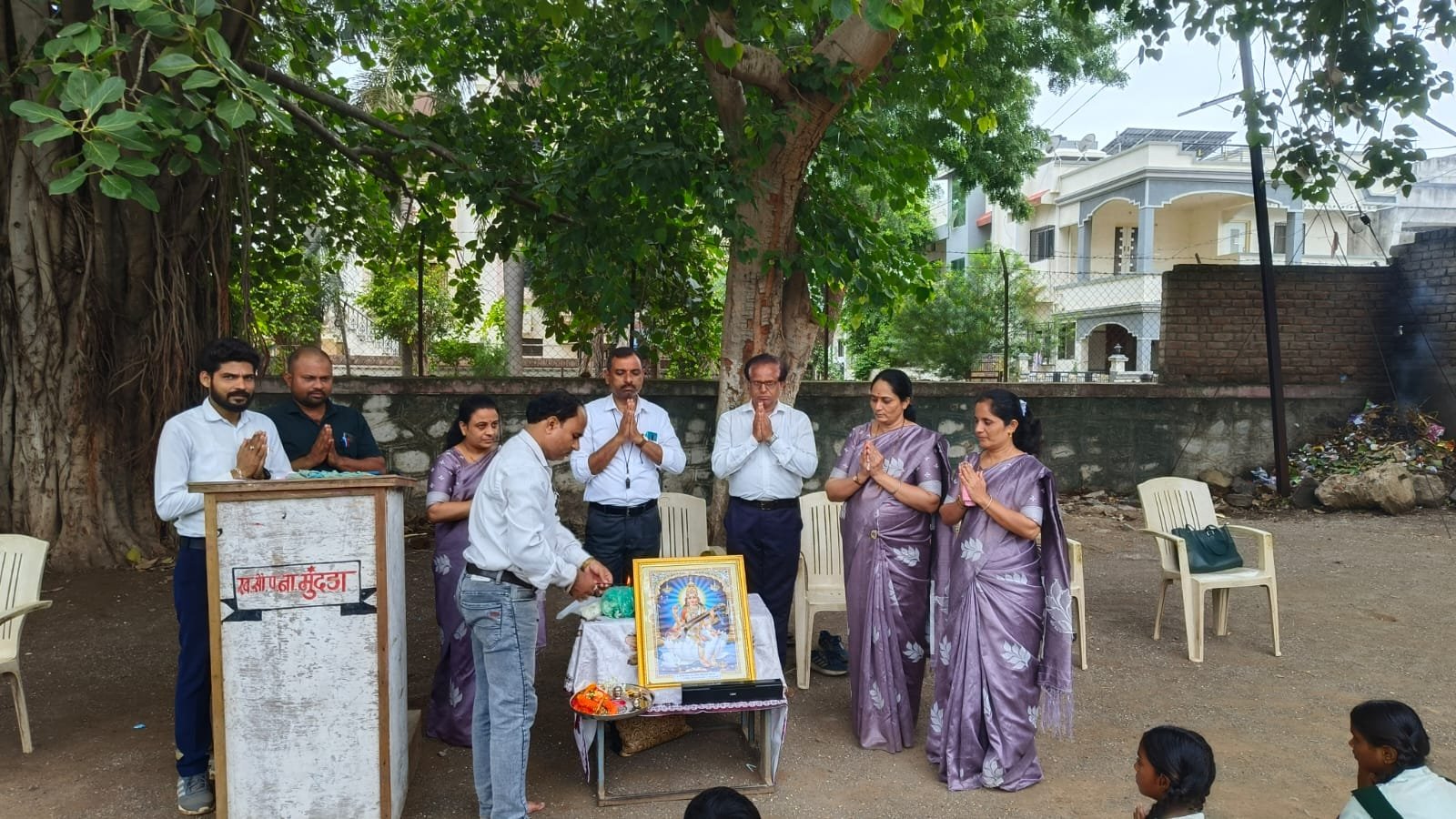 गुरुपौर्णिमेनिमित्त विद्यार्थ्यांकडून गुरुजनांना कृतज्ञतेचा भावपूर्ण अभिवादन ,  स्व. सौ. पद्मावती नारायणदास मुंदडा माध्यमिक विद्यालयात सरस्वती पूजन, मनोगते व शिक्षकांचा सन्मान उत्साहात