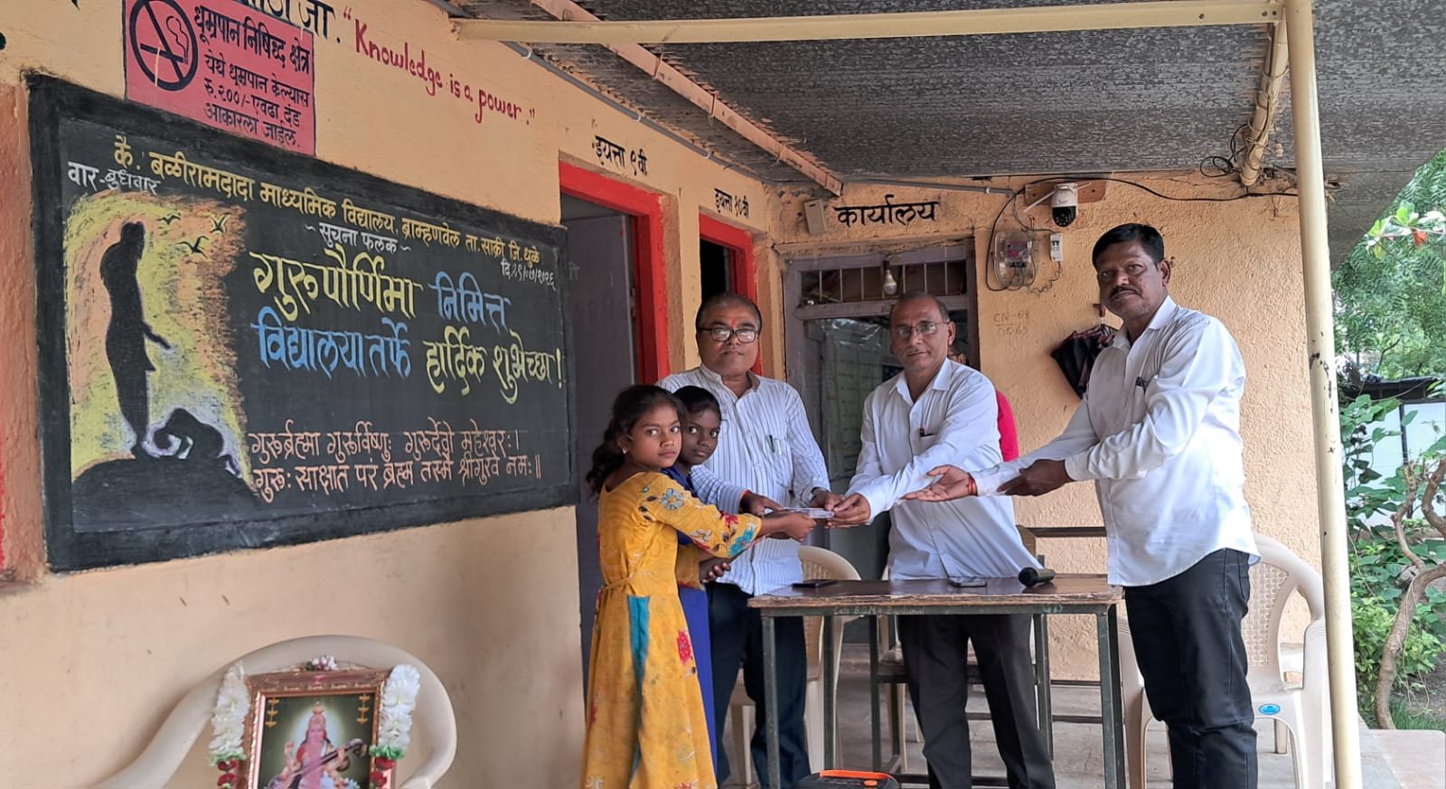 गुरुपौर्णिमेच्या साक्षीने जपली गुरु-शिष्य परंपरा; विद्यार्थ्यांच्या हृदयस्पर्शी सादरीकरणाने भारावले मान्यवर,  कै. बळीरामदादा माध्यमिक विद्यालयात संस्कार, कृतज्ञता आणि भारतीय संस्कृतीचा अनोखा संगम.