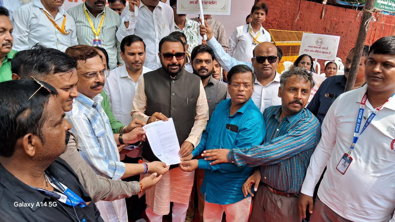 पत्रकारांच्या मागण्यांवर केंद्र सरकार सकारात्मक;  ,रक्षा खडसे व प्रतापराव जाधव यांच्या मध्यस्थीने व्हॉईस ऑफ मीडियाचे उपोषण मागे