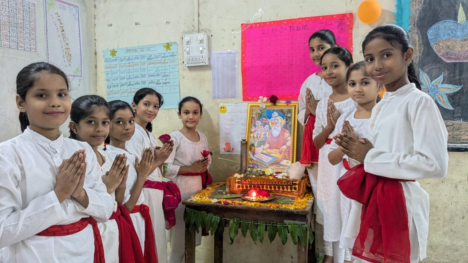 गुरुपौर्णिमेनिमित्त ए. टी. झांबरे विद्यालयात ‘ज्ञानाचा सन्मान, गुरूंचा गौरव’; विद्यार्थ्यांनी साकारला भावपूर्ण आणि संस्कारमय सोहळा