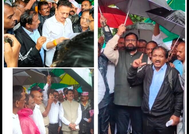 वार्धक्यात भीक मागण्याची वेळ; मुसळधार पावसात शिक्षकांचा आक्रोश, आझाद मैदान हादरले!”  , ‘जुनी पेन्शन आमचा हक्क, भीक नव्हे’ – आसमानी संकटावर मात करत हजारो शिक्षक-कर्मचाऱ्यांचा निर्धार; मंत्री गिरीश महाजन, आमदार ज्ञानेश्वर म्हात्रे, सुधाकर अडबाले व विक्रम काळे यांनी दिला न्यायाच्या लढ्याला पाठिंबा