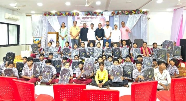 अजीम प्रेमजी यांच्या वाढदिवसानिमित्त गरजू विद्यार्थ्यांना दप्तरांचे वाटप,  सुनिलभाऊ चौधरी व मित्र परिवाराचा स्तुत्य उपक्रम; शिक्षणाला प्रोत्साहन देत सामाजिक बांधिलकीचे दर्शन