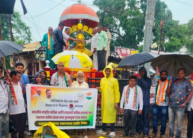 “पालकमंत्र्यांच्या वक्तव्याचा निषेध; शेतकऱ्यांना गुलाब देत काँग्रेस-राष्ट्रवादीचा अनोखा एल्गार”