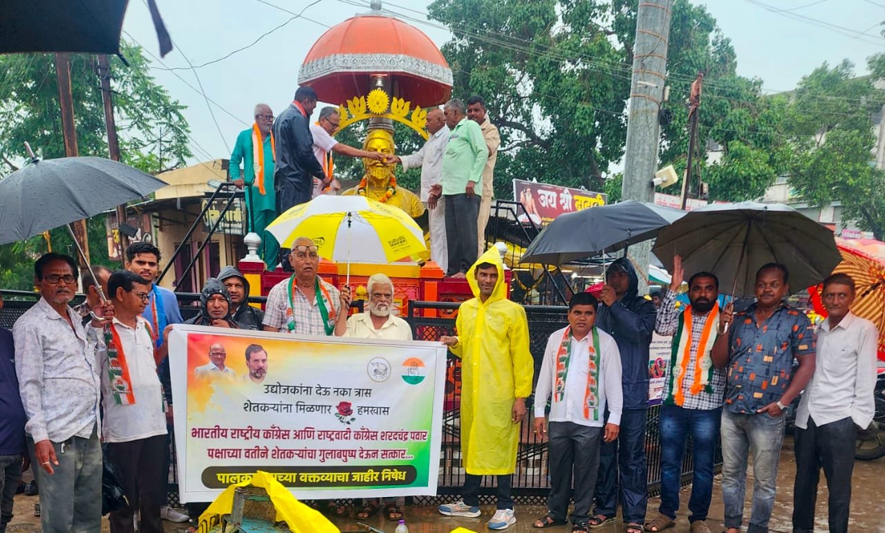 “पालकमंत्र्यांच्या वक्तव्याचा निषेध; शेतकऱ्यांना गुलाब देत काँग्रेस-राष्ट्रवादीचा अनोखा एल्गार”