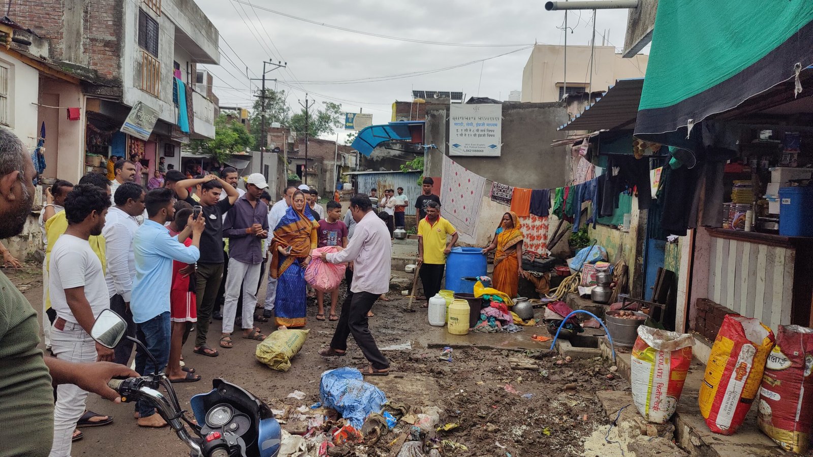 अमळनेरमधील पूरग्रस्त भागाची खासदार स्मिता वाघ यांच्याकडून पाहणी; नुकसानग्रस्तांना दिला धीर, प्रशासनाला आदेश