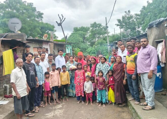पूरग्रस्तांच्या मदतीला धावले महेंद्र पाटील; मानवतेचा हात देत उभा केला आशेचा दीप! , अमळगावातील पूरबाधित कुटुंबांना जीवनावश्यक साहित्याचे वाटप; नुकसानाची पाहणी करून प्रशासनाकडे पाठपुरावा करण्याचे आश्वासन