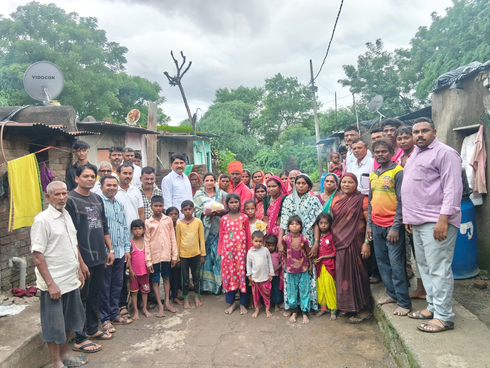 पूरग्रस्तांच्या मदतीला धावले महेंद्र पाटील; मानवतेचा हात देत उभा केला आशेचा दीप! , अमळगावातील पूरबाधित कुटुंबांना जीवनावश्यक साहित्याचे वाटप; नुकसानाची पाहणी करून प्रशासनाकडे पाठपुरावा करण्याचे आश्वासन