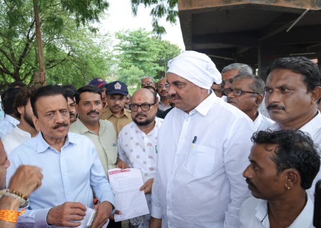 घाबरू नका… शासन तुमच्या पाठीशी!”; पूरग्रस्त अमळनेरलामंत्री गिरीष महाजनांचा दिलासा.  तातडीच्या मदतीसाठी १० हजार देण्याची घोषणा,पालकमंत्री व आमदारांसह नुकसानग्रस्तांची प्रत्यक्ष पाहणी