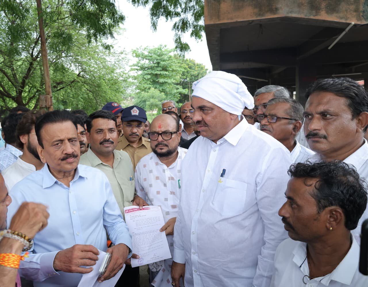 घाबरू नका… शासन तुमच्या पाठीशी!”; पूरग्रस्त अमळनेरलामंत्री गिरीष महाजनांचा दिलासा.  तातडीच्या मदतीसाठी १० हजार देण्याची घोषणा,पालकमंत्री व आमदारांसह नुकसानग्रस्तांची प्रत्यक्ष पाहणी