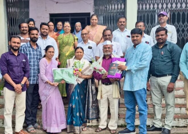 महात्मा फुले हायस्कूल मध्ये जेष्ठ लिपीक जे. एस महाजन यांचा सेवापुर्ति सोहळा !,  कर्तव्यनिष्ठ, प्रामाणिकपणा, अचूक कार्य करणारे लिपीक : जे एस पवार ( मुख्याध्यापक )