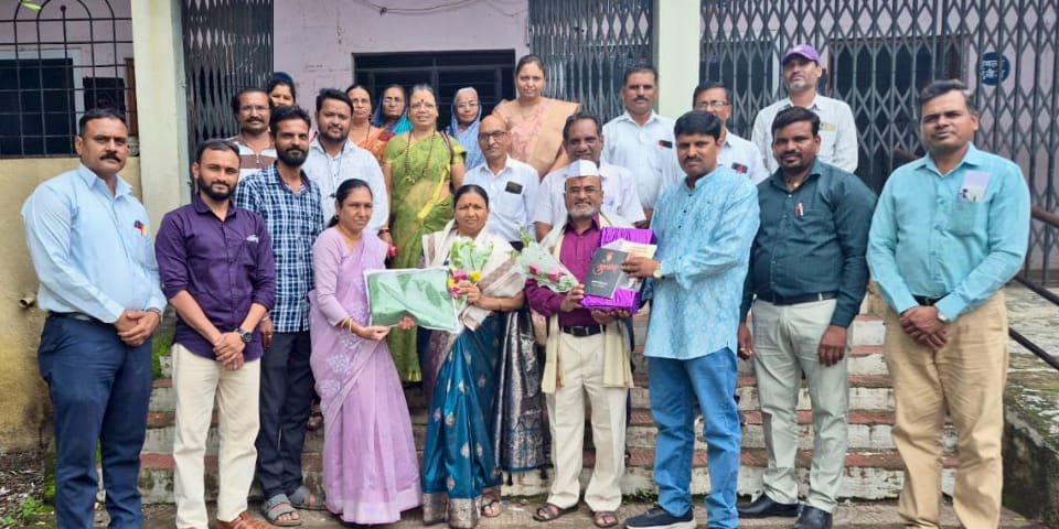 महात्मा फुले हायस्कूल मध्ये जेष्ठ लिपीक जे. एस महाजन यांचा सेवापुर्ति सोहळा !,  कर्तव्यनिष्ठ, प्रामाणिकपणा, अचूक कार्य करणारे लिपीक : जे एस पवार ( मुख्याध्यापक )