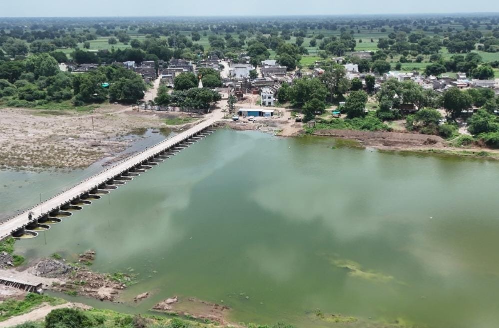 आपत्ती व्यवस्थापन विभागाच्या माध्यमातून अमळनेरमध्ये जलक्रांती..!* , *माजी मंत्री तथा आमदार अनिल पाटील यांच्या पुढाकारातून ३० आर्च बंधारे व संरक्षण भिंतींच्या कामांना गती; भूजल पातळीत वाढ, सिंचनाला बळ, टँकरवरील अवलंबित्व घटले*