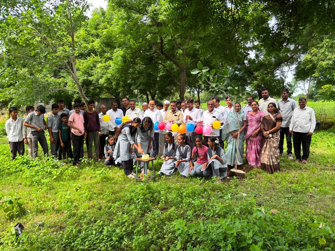 झाडांचा वाढदिवस साजरा करत विद्यार्थ्यांनी दिला पर्यावरण संवर्धनाचा संदेश!  शिरुडच्या व्ही. झेड. पाटील हायस्कूलचा स्तुत्य उपक्रम; वृक्षप्रेमातून विद्यार्थ्यांमध्ये निसर्ग संवेदनशीलतेची रुजवण