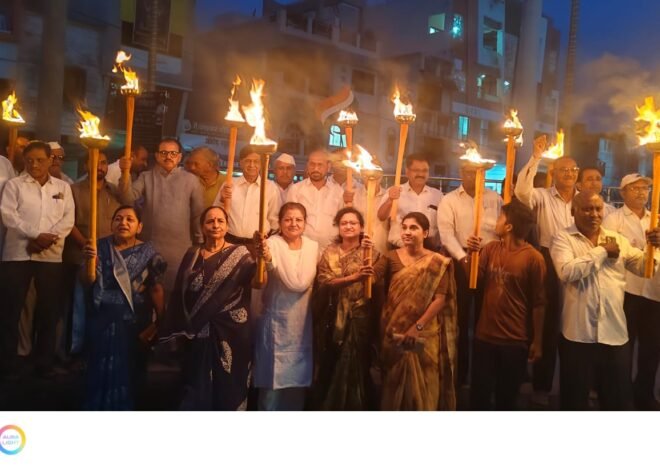 शेतकरी-विद्यार्थी-महिलांच्या प्रश्नांवर मशालींचा आक्रोश! , तिरंगा चौकातून मोर्चा; सुभाष चौकात नेताजींना अभिवादन, पाचकंदील चौकात क्रांती स्मारकाला पुष्पहार; डॉ. आंबेडकर चौकात सभेने समारोप