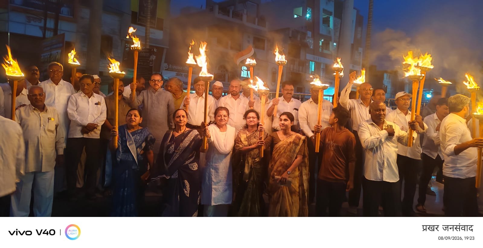 शेतकरी-विद्यार्थी-महिलांच्या प्रश्नांवर मशालींचा आक्रोश! , तिरंगा चौकातून मोर्चा; सुभाष चौकात नेताजींना अभिवादन, पाचकंदील चौकात क्रांती स्मारकाला पुष्पहार; डॉ. आंबेडकर चौकात सभेने समारोप