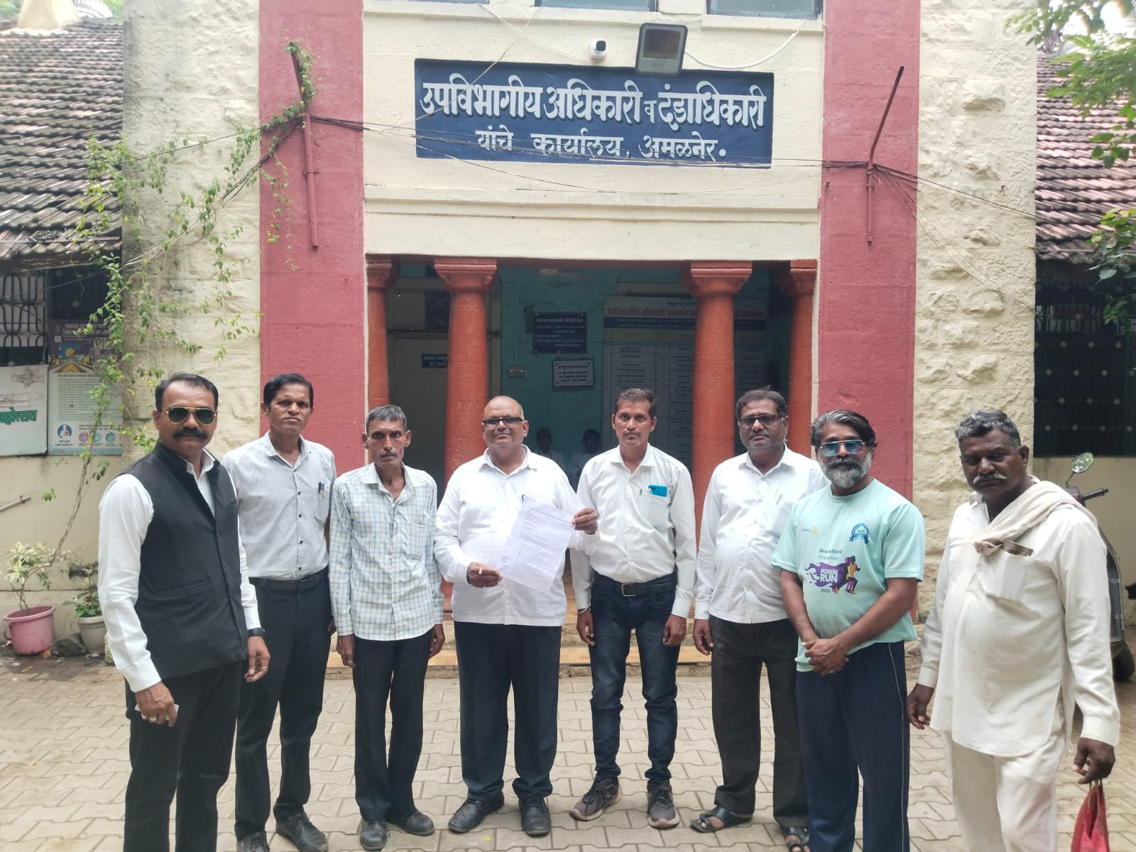 शेतकरी-कामगारांच्या मागण्यांसाठी संयुक्त सत्याग्रह; जेलभरो आंदोलनाचा इशारा  १० ऑगस्टच्या राष्ट्रीय सत्याग्रह आंदोलनाला अमळनेरमध्ये पाठिंबा; विविध मागण्यांचे निवेदन उपविभागीय अधिकाऱ्यांमार्फत सादर