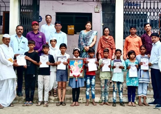 महात्मा फुले हायस्कूल येथे संत शिरोमणी सावता महाराजांच्या स्मृतिस अभिवादन !…  माजी विद्यार्थी शुभम महाजन यांच्याकडून ११ विद्यार्थ्यांना गणवेश वितरण!…  अंधश्रद्धा व कर्मकांडाला प्रखर विरोध करणारे संत शिरोमणी सावता महाराज – ह भ प हिरालाल महाराज ( अध्यक्ष – ज्ञानाई वारकरी शिक्षण संस्था धरणगाव )  आपल्या कर्मात देव पाहणारे एकमेव संत म्हणजे संतश्रेष्ठ सावता महाराज – एम के कापडणे