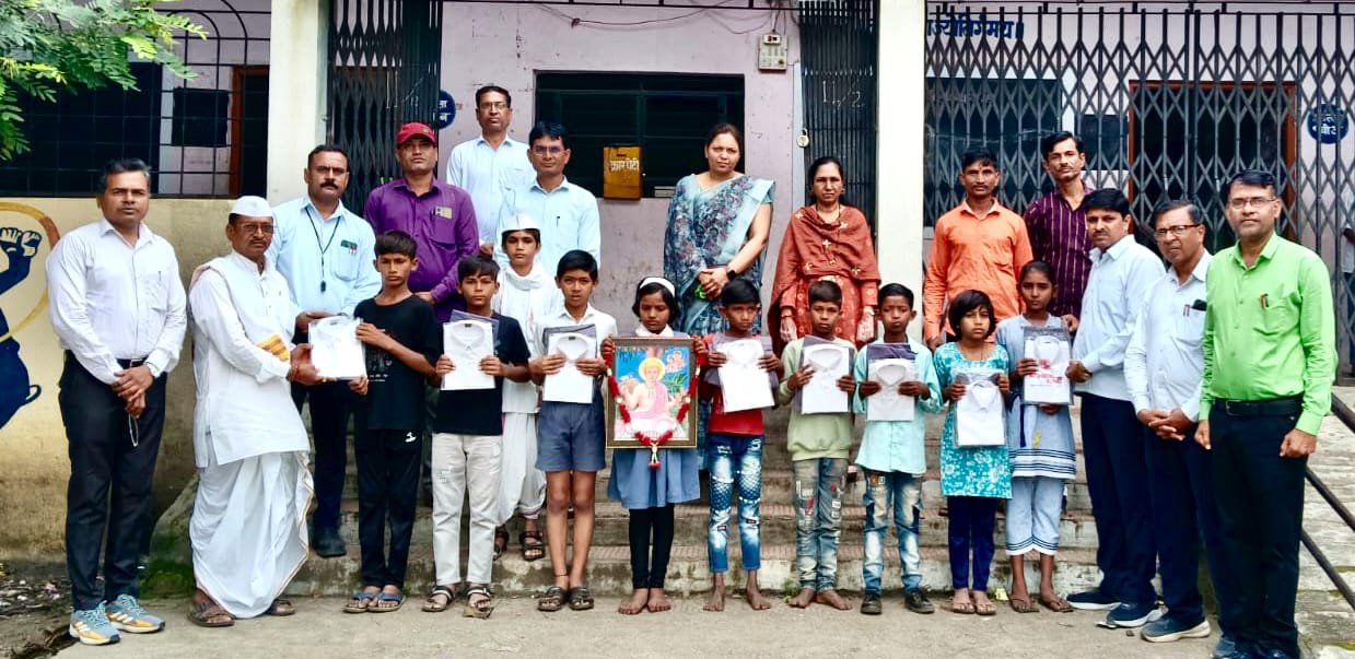 महात्मा फुले हायस्कूल येथे संत शिरोमणी सावता महाराजांच्या स्मृतिस अभिवादन !…  माजी विद्यार्थी शुभम महाजन यांच्याकडून ११ विद्यार्थ्यांना गणवेश वितरण!…  अंधश्रद्धा व कर्मकांडाला प्रखर विरोध करणारे संत शिरोमणी सावता महाराज – ह भ प हिरालाल महाराज ( अध्यक्ष – ज्ञानाई वारकरी शिक्षण संस्था धरणगाव )  आपल्या कर्मात देव पाहणारे एकमेव संत म्हणजे संतश्रेष्ठ सावता महाराज – एम के कापडणे