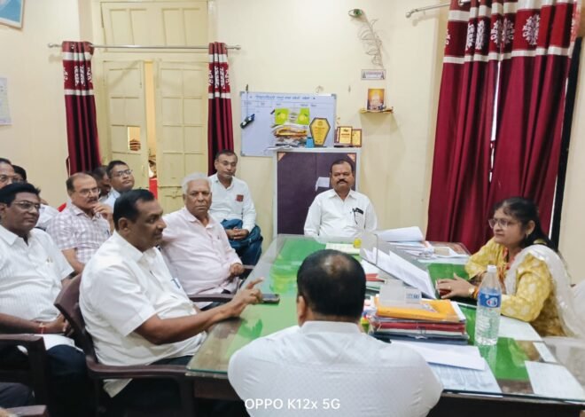 शिक्षक संघाच्या आंदोलनाला तूर्त स्थगिती; २० ऑगस्टपूर्वी प्रलंबित प्रकरणे मार्गी लावण्याचे शिक्षणाधिकाऱ्यांचे आश्वासन,  शिक्षक-शिक्षकेतर कर्मचाऱ्यांच्या प्रश्नांवर शिक्षणाधिकाऱ्यांसोबत सविस्तर चर्चा; १५ ऑगस्टचे नियोजित आंदोलन आठ दिवसांसाठी स्थगित